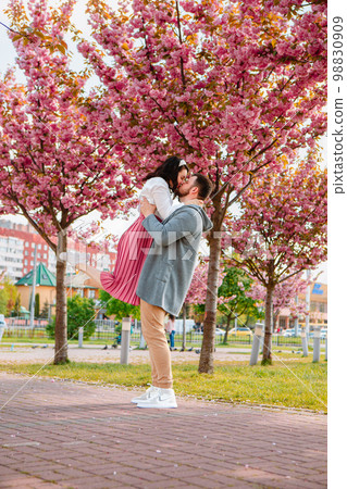 couple lovers under blooming sakura tree 98830909