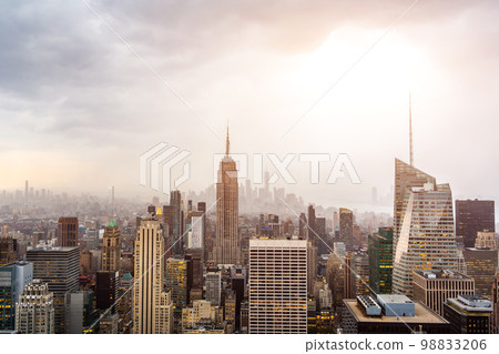 Sunset over midtown Manhattan in the beautiful colors of the setting sun 98833206