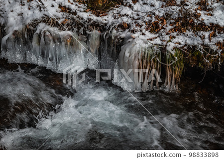 Clear stream and splashing ice [Azumino] 98833898