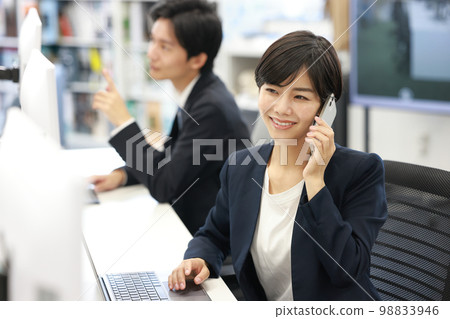 視線向左移動微笑著打電話的女商人3 視線向左移動微笑著打電話的女商人3 98833946