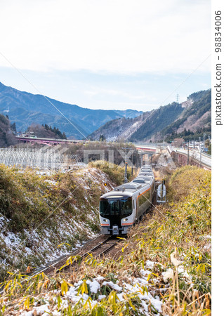 [高山本線]在山區運行的特快飛騨 98834006
