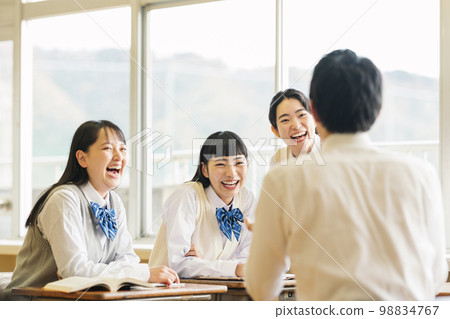 高中生在教室里和同學們愉快地交談 98834767