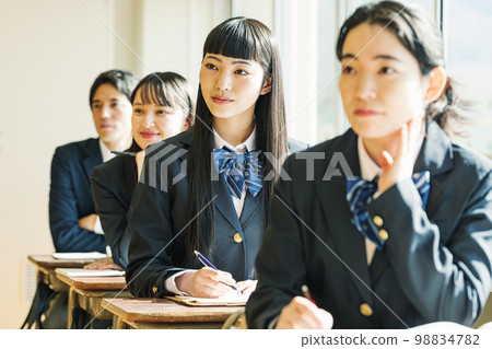 高中學生在學校上課 98834782