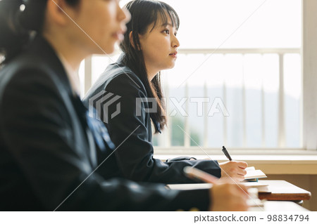 高中女生在學校上課 高中女生在學校上課 98834794