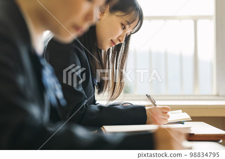 高中女生在學校上課 高中女生在學校上課 98834795