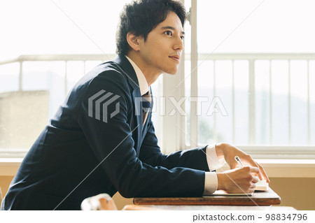 在學校上課的男高中生 98834796