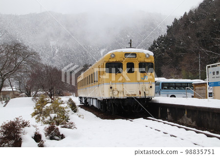 隆冬安諾站的柴油車 98835751