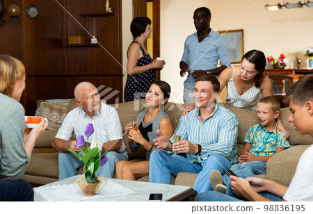 Large family meeting 98836195