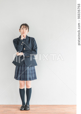 在學校教室裡思考，擔心，煩惱的高中生，初中生，女高中生（制服，校服） 98836768