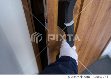 Part cut at hand to open the door Part cut at hand to open the door 98837231