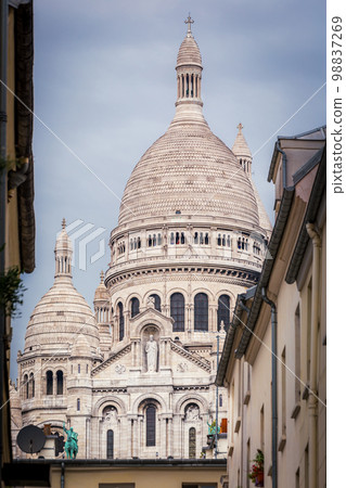 Sacre Coeur basilica behing montmartre parisien buildings, Paris, France Sacre Coeur basilica behing montmartre parisien buildings, Paris, France 98837269