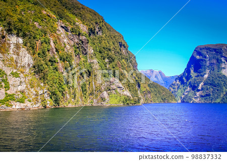 Dramatic Doubtful Sound landscape, South Island of New Zealand 98837332