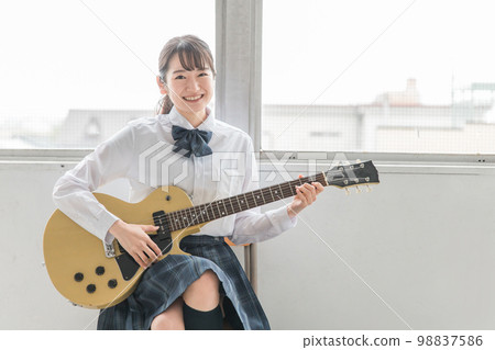 High school students, junior high school students, high school girls (uniforms, bands) of light music clubs and brass band clubs playing musical instruments and guitars in school classrooms 98837586