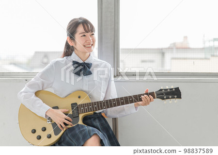 High school students, junior high school students, high school girls (uniforms, bands) of light music clubs and brass band clubs playing musical instruments and guitars in school classrooms 98837589