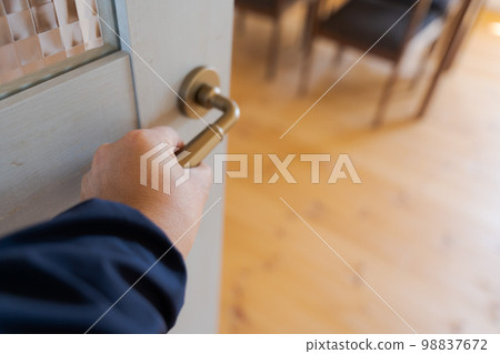 打開客廳門的男性手 打開客廳門的男性手 98837672
