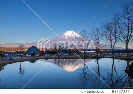 “靜岡縣”Fumotoppara露營地池塘和富士山 “靜岡縣”Fumotoppara露營地池塘和富士山 98837875