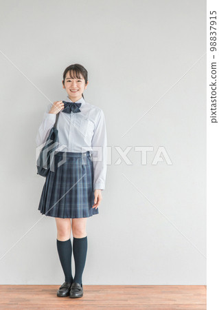 微笑的高中生，初中生，高中女生在學校教室（制服，校服） 98837915