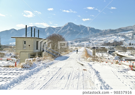 更清津川排水泵站設施附近的堤防道路 更清津川排水泵站設施附近的堤防道路 98837916