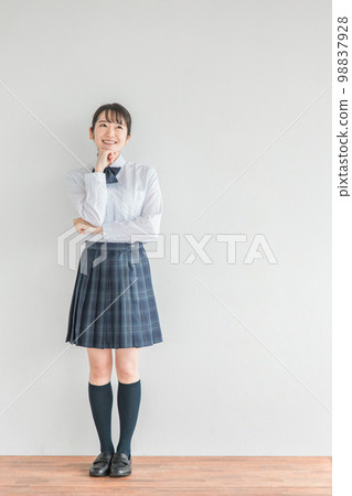 微笑的高中生，初中生，高中女生（制服，校服）在學校教室裡思考 98837928