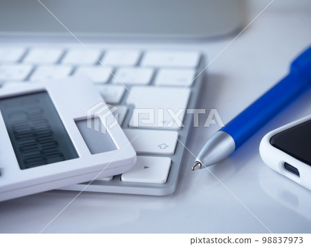 個人電腦和智能手機的商業形象 98837973