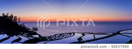 能登半島日落後的梯田和日本海全景@石川 能登半島日落後的梯田和日本海全景@石川 98837990