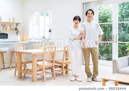 Married couple, family, lifestyle, living room 98838444