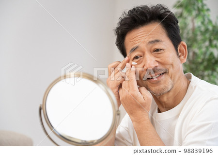 Beauty image of middle-aged men Beauty image of middle-aged men 98839196