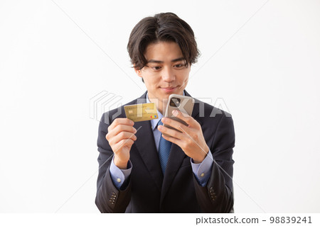 Businessman credit card smartphone 98839241