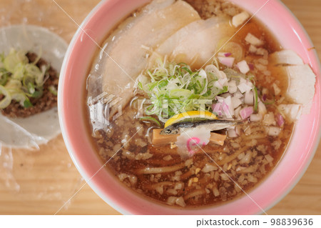 沙丁魚乾拉麵和沙丁魚乾飯糰(青森縣青森市) 沙丁魚乾拉麵和沙丁魚乾飯糰(青森縣青森市) 98839636