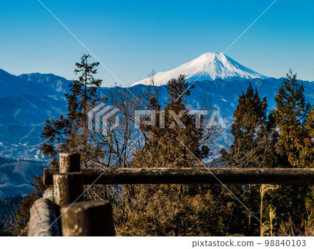Fuji in winter as seen from Mt. Kagenobu Fuji in winter as seen from Mt. Kagenobu 98840103