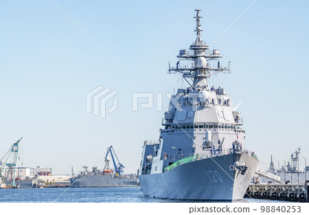 Asahi-class escort ship "Shiranui" anchored 98840253