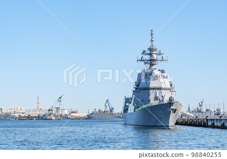 Asahi-class escort ship "Shiranui" anchored 98840255