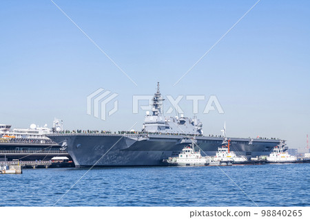Maritime Self-Defense Force large escort helicopter carrier "Izumo" 98840265