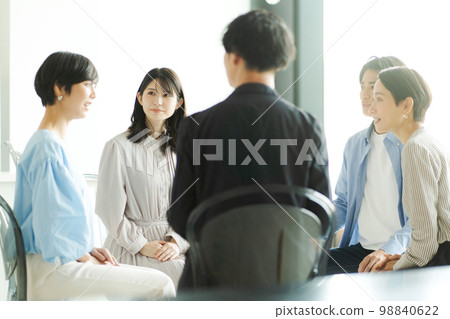 與之交談的商務人士 與之交談的商務人士 98840622