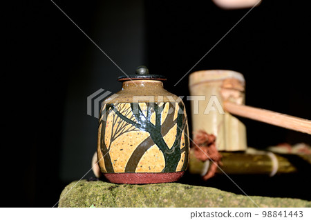 The base of this tea caddy is solid. 98841443