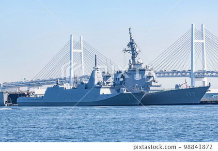 以橫濱海灣大橋為背景停泊在橫濱港的宙斯盾護衛艦“愛宕”號和多功能護衛艦“最上”號 98841872