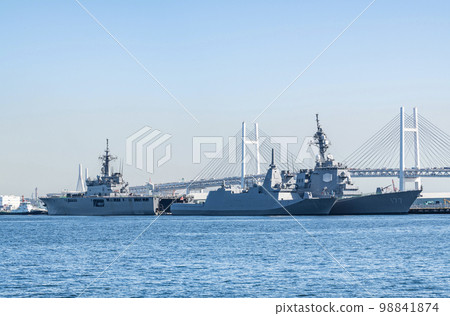 宙斯盾護衛艦“愛宕”號停泊在橫濱海灣大橋 多用途護衛艦“最上號”運輸艦“國東號” 98841874