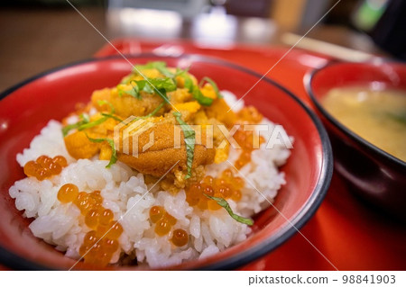 Sea urchin bowl at the market in front of Mutsuminato Station (Hachinohe City, Aomori Prefecture) 98841903