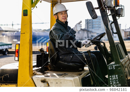 Forklift male field worker 98842181