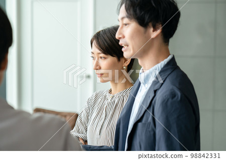 Business image Conversation 98842331