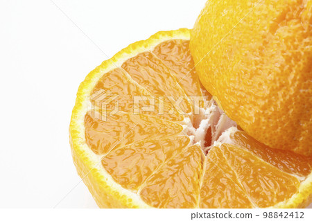 白色背景上 Dekopon 的橫截面 98842412