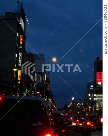 月光下的札幌薄野路口夜景 白雪皚皚的粉紅滿月 月光下的札幌薄野路口夜景 白雪皚皚的粉紅滿月 98842521