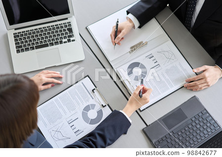 Hand of a business person giving an explanation at a meeting 98842677