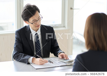 接受稅務諮詢的亞裔男性稅務會計師 98842678