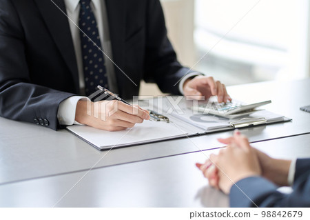 接受稅務諮詢的亞裔男性稅務會計師 接受稅務諮詢的亞裔男性稅務會計師 98842679