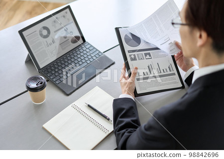 Asian businessman doing marketing analysis 98842696