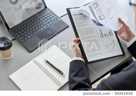 做營銷分析的亞裔商人 98842698