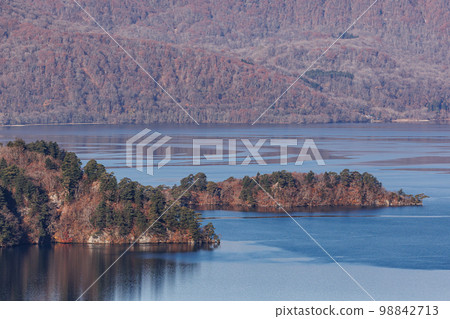 Lake Towada in late autumn seen from the observation deck (Aomori Prefecture) Nakayama Peninsula Chidorigafuchi 98842713