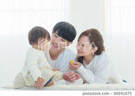 Smiling young couple and baby 98842875