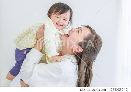微笑的父母和孩子的形象 98842942